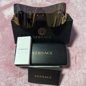 Versace Sunglasses #Sunnies #KhloeKardashian Khloe wears these on Hulu series.